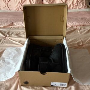 Ugg Classic Mini II Boot in Black size 8